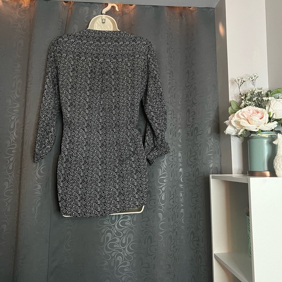 Black and white pattern blouse - Picture 2 of 3